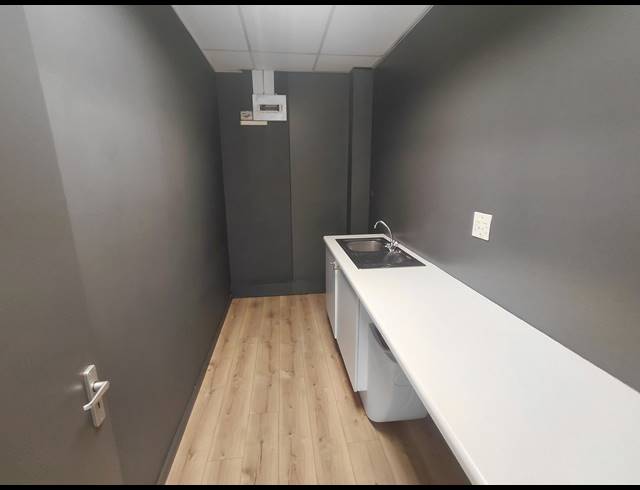 160M² OFFICE TO LET IN BRYANSTON